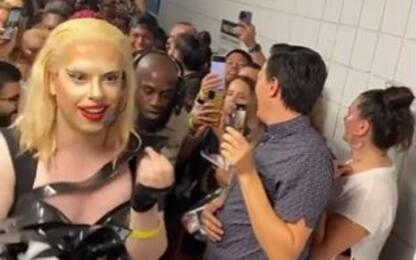Miami, drag queen scambiata per Lady Gaga e assalita dai fan. VIDEO