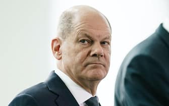 epa10188000 German Chancellor Olaf Scholz (L) looks on next to Brandenburg State Premier Dietmar Woidke (R) during a joint press statement at the Chancellery in Berlin, Germany, 16 September 2022. German Chancellor Scholz, Minister for Economy and Climate Habeck and Brandenburg State Premier Woidke informed about a package of measures for the eastern German refinery sites and ports.  EPA/CLEMENS BILAN