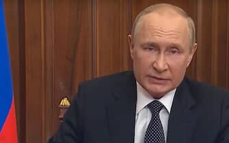 Un fermo immagine tratto  da un  video di Putin sul YouTube Russian Presidential Press Service
ANSA/YOUTUBEEDITORIAL USE ONLY NO SALES NPK