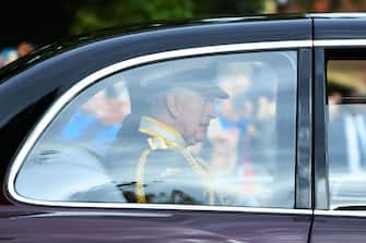 LONDON, ENGLAND - SEPTEMBER 19: King Charles III is seen on The Mall ahead of The State Funeral of Queen Elizabeth II on September 19, 2022 in London, England.  Elizabeth Alexandra Mary Windsor was born in Bruton Street, Mayfair, London on 21 April 1926. She married Prince Philip in 1947 and ascended the throne of the United Kingdom and Commonwealth on 6 February 1952 after the death of her di lei Father di lei, King George VI.  Queen Elizabeth II died at Balmoral Castle in Scotland on September 8, 2022, and is succeeded by her eldest son di lei, King Charles III.  (Photo by Joe Maher / Getty Images)
