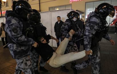 Russia, proteste dopo discorso di Putin: arresti e cittadini in fuga