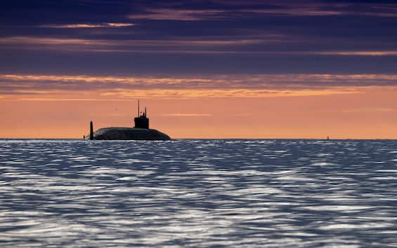 Royal Navy nuclear submarine, accident prevented in the Atlantic