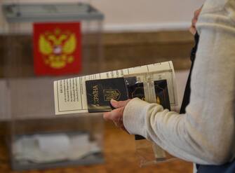 epa10201150 Refugees from Ukraine cast their ballots in a referendum at a polling station in Sevastopol, Crimea, 23 September 2022. From September 23 to 27, residents of the Donetsk People's Republic, Luhansk People's Republic, Kherson and Zaporizhzhia regions will vote in a referendum on joining the Russian Federation. Russian President Vladimir Putin said that the Russian Federation will ensure security at referendums in the DPR, LPR, Zaporizhzhia and Kherson regions and support their results.  EPA/STRINGER