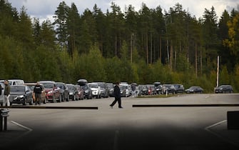 Cars coming from Russia wait in long lines at the border checkpoint between Russia and Finland near Vaalimaa, on September 22, 2022. - Finland said on September 21, 2022 it was is preparing a national solution to 