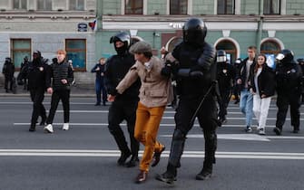 epa10203918 Russian policemen detain a person taking part in an unauthorized protest against Russia's partial military mobilization due to the conflict in Ukraine, in downtown St. Petersburg, Russia, 24 September 2022. Russian President Putin announced in a televised address to the nation on 21 September, that he signed a decree on partial mobilization in the Russian Federation. Russian citizens who are in the reserve will be called up for military service. On 24 February 2022 Russian troops entered the Ukrainian territory in what the Russian president declared a 'Special Military Operation', starting an armed conflict that has provoked destruction and a humanitarian crisis.  EPA/ANATOLY MALTSEV