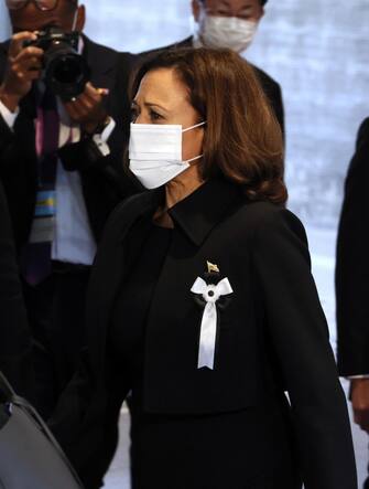 epa10208624 US Vice President Kamala Harris arrives at the Budokan hall to attend the state funeral of slain former Japanese Prime Minister Shinzo Abe at the Nippon Budokan in Tokyo, Japan, 27 September 2022. Thousands of people are gathered in Tokyo to attend the state funeral for former prime minister Shinzo Abe, including foreign dignitaries and representatives from more than 200 countries and international organizations.  EPA/YOSHIKAZU TSUNO / POOL