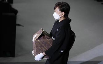 epa10208650 Akie Abe, wife of former Prime Minister Sinzo Abe, carries a cinerary urn containing his ashes at the state funeral of former Japanese Prime Minister Shinzo Abe at Nippon Budokan in Tokyo, Japan, 27 September 2022. Thousands of people are gathered in Tokyo to attend the state funeral for former prime minister Shinzo Abe, including foreign dignitaries and representatives from more than 200 countries and international organizations.  EPA/FRANCK ROBICHON / POOL