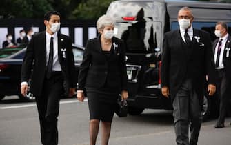 epa10208566 Theresa May (C), former UK prime minister, arrives for the state funeral for former Japanese Prime Minister Shinzo Abe at the Nippon Budokan in Tokyo, Japan, 27 September 2022. Thousands of people are gathered in Tokyo to attend the state funeral for former prime minister Shinzo Abe, including foreign dignitaries and representatives from more than 200 countries and international organizations.  EPA/Kiyoshi Ota / POOL