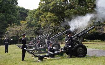 epa10208681 Japanese Ground Self-Defense Force personnel fire cannons at the Budokan grounds for the State Funeral of former Prime Minister Shinzo Abe, in Tokyo, Japan, 27 September 2022. Thousands of people are gathered in Tokyo to attend the state funeral for former prime minister Shinzo Abe, including foreign dignitaries and representatives from more than 200 countries and international organizations.  EPA/Rodrigo Reyes Marin / POOL