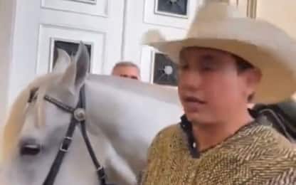 Senatore colombiano entra in Parlamento in sella al suo cavallo. VIDEO
