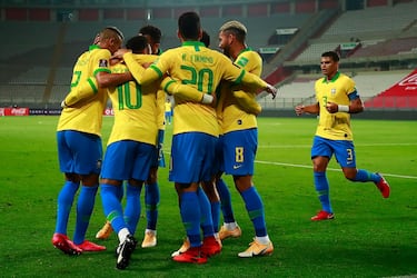 TOPSHOT - Brazil's Neymar (2-L) celebrates with teammates after scoring against Peru during their 2022 FIFA World Cup South American qualifier football match at the National Stadium in Lima, on October 13, 2020, amid the COVID-19 novel coronavirus pandemic. (Photo by Daniel APUY / various sources / AFP) (Photo by DANIEL APUY/AFP via Getty Images)