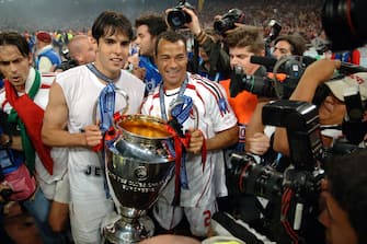 ATHENS, GREECE - MAY 23: Kaka and Cafu of AC Milan pose for photographs after the award ceremony following the UEFA Champions League final between AC Milan and Liverpool at the Olympic Stadium on May 23, 2007 in Athens, Greece.  (Photo by Etsuo Hara / Getty Images)