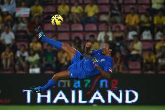 BANGKOK, THAILAND - DECEMBER 05: RaÃ­ Souza Vieira de Oliveira attempts a shot on goal during the Global Legends Series match, at the SCG Stadium on December 5, 2014 in Bangkok, Thailand.  (Photo by Robert Cianflone/Getty Images)