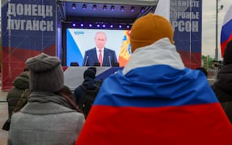 YEKATERINBURG, RUSSIA – SEPTEMBER 30, 2022: People watch a live broadcast of an address by Russia's President Vladimir Putin during a rally following referendums held in DPR, LPR, Kherson and Zaporizhzhia Regions on joining Russia, in Kommunarov Street. Donat Sorokin/TASS/Sipa USA