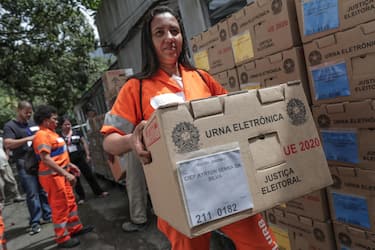 epa10218022 Employees of the Urban Cleaning Company load the ballot boxes that will be distributed to the polling stations for the elections, in Rio de Janeiro, Brazil, 01 October 2022. Brazil is preparing for a decisive election day on 02 October, in which 156,454,011 voters will be able to go to the polls to elect new political representatives. This year the positions of President of the Republic are in dispute, to whom President Jair Bolsonaro aspires for re-election and former President Luiz Inacio Lula da Silva to repeat his mandate, in addition to electing 27 governors, 27 senators, 513 federal deputies, 1,035 state deputies and 24 district deputies.  EPA/ANDRE COELHO