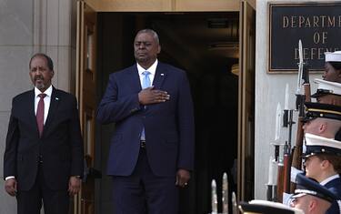 ARLINGTON, VIRGINIA - SEPTEMBER 15: U.S. Secretary of Defense Lloyd Austin (R) welcomes Somali President Hassan Sheik Mohamud (L) during an enhanced honor cordon at the Pentagon September 15, 2022 in Arlington, Virginia. U.S. President Joe Biden and Congressional leaders invited President Mohamud to visit Washington this month. (Photo by Alex Wong/Getty Images)