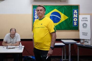 (221002) -- RIO DE JANEIRO, Oct. 2, 2022 (Xinhua) -- Brazilian President Jair Bolsonaro casts his vote at a polling station in Rio de Janeiro, Brazil, Oct. 2, 2022. (Xinhua/Wang Tiancong) - Wang Tiancong -//CHINENOUVELLE_XxjpbeE007412_20221002_PEPFN0A001/2210030836/Credit:CHINE NOUVELLE/SIPA/2210030858
