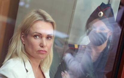 Russia, giornalista "no war" Maria Ovsjannikova in fuga: è ricercata