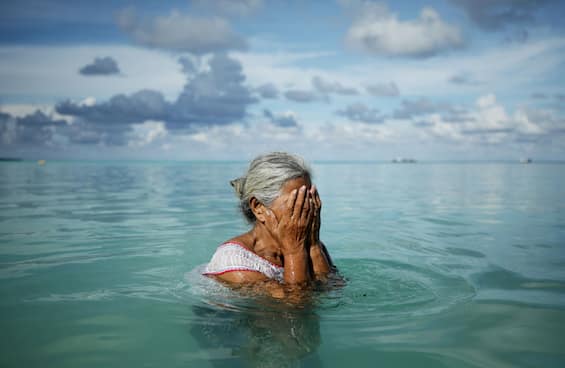 The Tuvalu Islands drown and the inhabitants ask for hospitality from neighboring states
