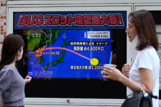 A Coreia do Norte lança um míssil contra o Japão.  Estados Unidos – Seul responde com exercícios