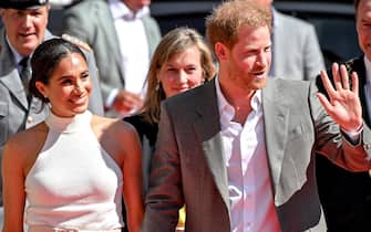 epaselect epa10163815 Britain's Prince Harry (R) and his wife Meghan (L), the Duke and Duchess of Sussex, wave to onlookers as they arrive for their visit to represent the '6th Invictus Games 2023', in Duesseldorf, Germany, 06 September 2022. The Invictus Games 2023 will take place from 09 to 16 September 2023 in Duesseldorf and are intended for military personnel and veterans who have been psychologically or physically injured in service.  EPA/SASCHA STEINBACH