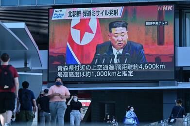 Corea del Nord lancia missile su Giappone, a Tokyo suonano le sirene