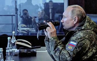 epa10163737 Russian President Vladimir Putin observes the Vostok 2022 strategic command post exercises, which involve the Eastern Military District troops, at the Sergeevsky training ground, in Primorsky krai region, Russia, 06 September 2022. Over 50,000 people, more than 5,000 military vehicles, including 140 aircraft, 60 vessels are involved in the drills.  EPA/MIKHAEL KLIMENTYEV/SPUTNIK/KREMLIN / POOL MANDATORY CREDIT