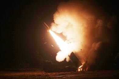 Sud Corea e Usa lanciano missili, uno si schianta a suolo per errore