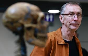 epa10221296 Swedish biologist Svante Paabo arrives for a press conference held at Max Planck Institute for Evolutionary Anthropology beside a neanderthal skeleton in Leipzig, Germany, 03 October 2022. The Nobel Prize for Medicine was awarded to Paabo for his findings on human evolution, the Karolinska Institute announced in Stockholm, Sweden, on 03 October 2022.  EPA/HANNIBAL HANSCHKE