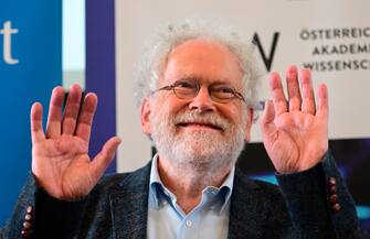 AUSTRIA NOBEL PHYSICS epa10222778 Anton Zeilinger gives a press conference at the Faculty of Physics in Vienna, Austria, 04 October 2022 after being awarded the 2022 Nobel Prize in Physics. The 2022 Nobel Prize in Physics was awarded to Zeilinger along with Alain Aspect from France and John F. Clauser of the US for their 'groundbreaking experiments using entangled quantum states, where two particles behave like a single unit even when they are separated. Their results have cleared the way for new technology based upon quantum information', the Royal Swedish Academy of Sciences in Stockholm announced on 04 October 2022. EPA/CHRISTIAN BRUNA