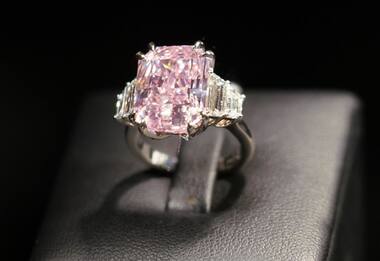 Hong Kong, raro diamante rosa venduto a quasi 58 mln dollari