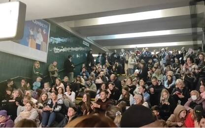 Guerra Ucraina, a Kiev cantano in stazione metro durante attacco russo