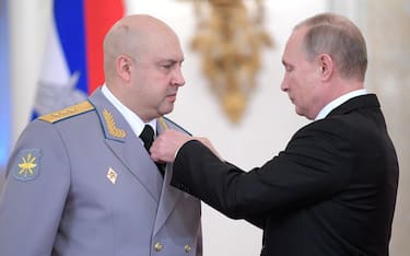 Russian President Vladimir Putin (R) decorates Commander of the Russian troops in Syria Colonel General Sergei Surovikin (L) during a ceremony to present state awards to Russian military servicemen who fought in Syria, at the Kremlin in Moscow, Russia, 28 December 2017. Over 600 servicemen attended the ceremony.  ANSA/ALEXEI DRUZHININ / SPUTNIK / KREMLIN / POOL MANDATORY CREDIT
