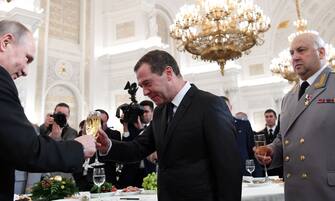 Russian President Vladimir Putin (L) toasts with Prime Minister Dmitry Medvedev next to Sergei Surovikin, the commander of Russian troops in Syria, after a ceremony to bestow state awards on military personnel who fought in Syria, at the Kremlin in Moscow on December 28, 2017. (Photo by Kirill KUDRYAVTSEV / POOL / AFP) (Photo by KIRILL KUDRYAVTSEV/POOL/AFP via Getty Images)