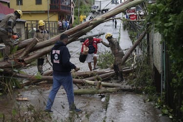 epa10233655 Different State workers clear a street of  damage caused by the passage of Hurricane Julia in the city of Bluefields, Nicaragua, 09 October 2022.  EPA/Jorge Torres