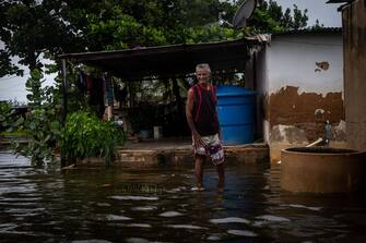 epa10233750 Inhabitants of Laguna de Las Peonias, in the Puerto Caballo sector, observe the floods in Maracaibo, Venezuela, 09 October 2022. At least 25 people died, among them two minors, and 52 are still missing as a result of the rains in the town of Tejerias, Aragua state, in the central zone of Venezuela, confirmed by the Executive Vice President, Delcy Rodriguez.  EPA/Henry Chirinos