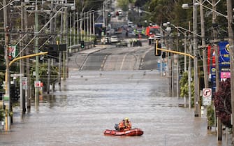 epa10242588 SES personal are seen searching floodwaters along Raleigh street in Maribyrnong, Melbourne, Australia, 14 October 2022. Victorian residents have been told to move to higher ground as rain continue to pummel vast swathes of the state, causing flooding and thousands of power outages.  EPA/JAMES ROSS  AUSTRALIA AND NEW ZEALAND OUT