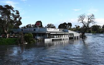 epa10242410 Anglers Tavern is partially submerged in floodwater in Melbourne, Australia, 14 October 2022. Residents have been instructed to leave Maribyrnong in Melbourne's inner west as hundreds of low-lying properties are under threat from major flooding.  EPA/ERIK ANDERSON  AUSTRALIA AND NEW ZEALAND OUT