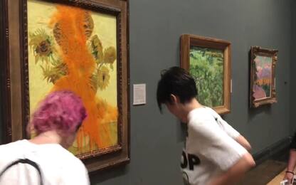 Uk, ecologisti lanciano della zuppa contro un quadro di Van Gogh