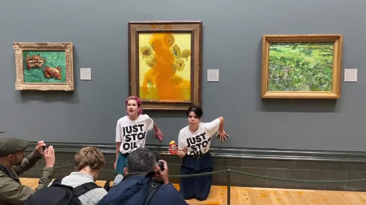 Soup on "Sunflowers" by Van Gogh, the masterpiece smeared by ecologists