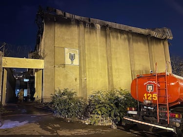 epa10246864 A fire truck stands in front of a charred building after a fire broke out at the Evin prison in Tehran, Iran, late 15 October 2022 (issued 16 October 2022). State news agency IRNA said on 16 October, that four prisoners died due to smoke inhalation and 61 others were injured after a fire broke out at Tehran's Evin prison overnight.  EPA/STRINGER