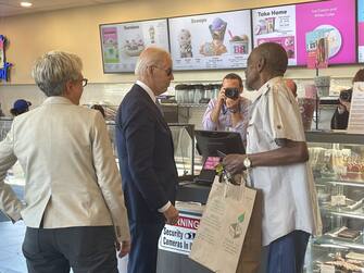 In questi giorni di campagna elettorale in vista delle elezioni di metà mandato, Joe Biden è stato a Los Angeles e in Oregon, dove si è fermato a prendere quesadillas (lasciando una lauta mancia a Westwood, a LA) e del gelato, una delle sue passioni, da sempre