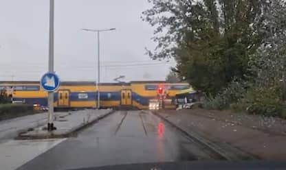 Paesi Bassi, treno si schianta contro un autobus fermo lungo i binari