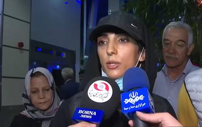 Iran, Elnaz Rekabi torna a Teheran accolta dagli applausi. VIDEO