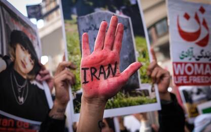Proteste Iran: donne senza velo avranno conti bloccati in banca