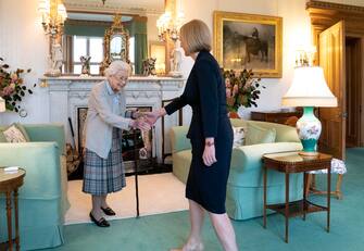 epa10254413 (FILE) - Queen Elizabeth II welcomes Liz Truss during an audience at Balmoral, Scotland, Britain, 06 September 2022 (reissued 20 October 2022). Liz Truss announced her resignation as prime minister in a statement outside 10 Downing on 20 October after only 44 days in office.  EPA/Jane Barlow / POOL *** Local Caption *** 57907179