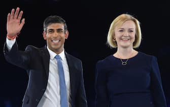 epa10150715 (LR) Rishi Sunak and Liz Truss at the Conservative Party leadership election hustings at Wembley Arena, London, Britain, 31 August 2022. This is the final hustings attended by Tory Party members who will vote for the new leader and British Prime Minister.  The vote closes at 17:00 on the 02 September 2022 and the winner will be announced on 05 September 2022. EPA / NEIL HALL