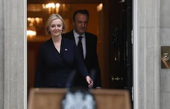 epa10254544 British Prime Minister Liz Truss (L) with her husband ahead of delivering a resignation statement outside 10 Downing Street in London, Britain, 20 October 2022. Truss gave in to increasing calls for her to resign from Tory MPs. She will remain in power until a new prime minister will be appointed.  EPA/ANDY RAIN
