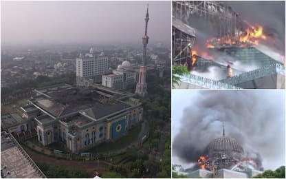 Indonesia, incendio nella moschea di Jakarta: crolla il tetto. FOTO