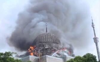 moschea incendio la moschea in fiamme